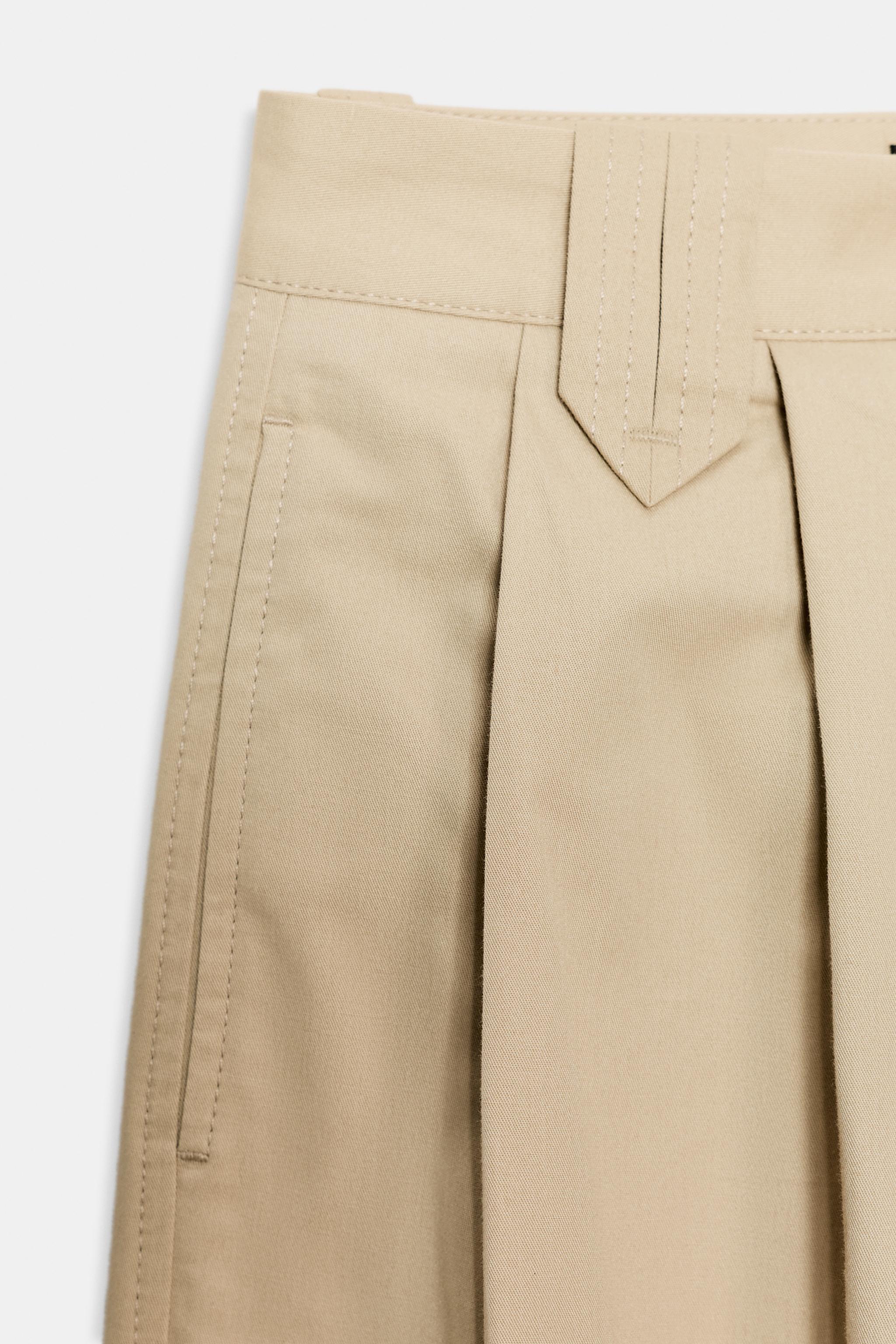 PANTALON À PINCES ET BAS REVERS